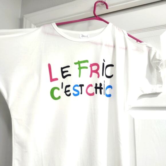 ❤️NWT❤️ Women's White Tee with Colorful Print - Picture 2 of 8